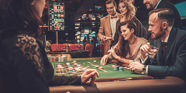Restaurant en casino Dorquavion met een gevel met aurora-thema in Helsinki